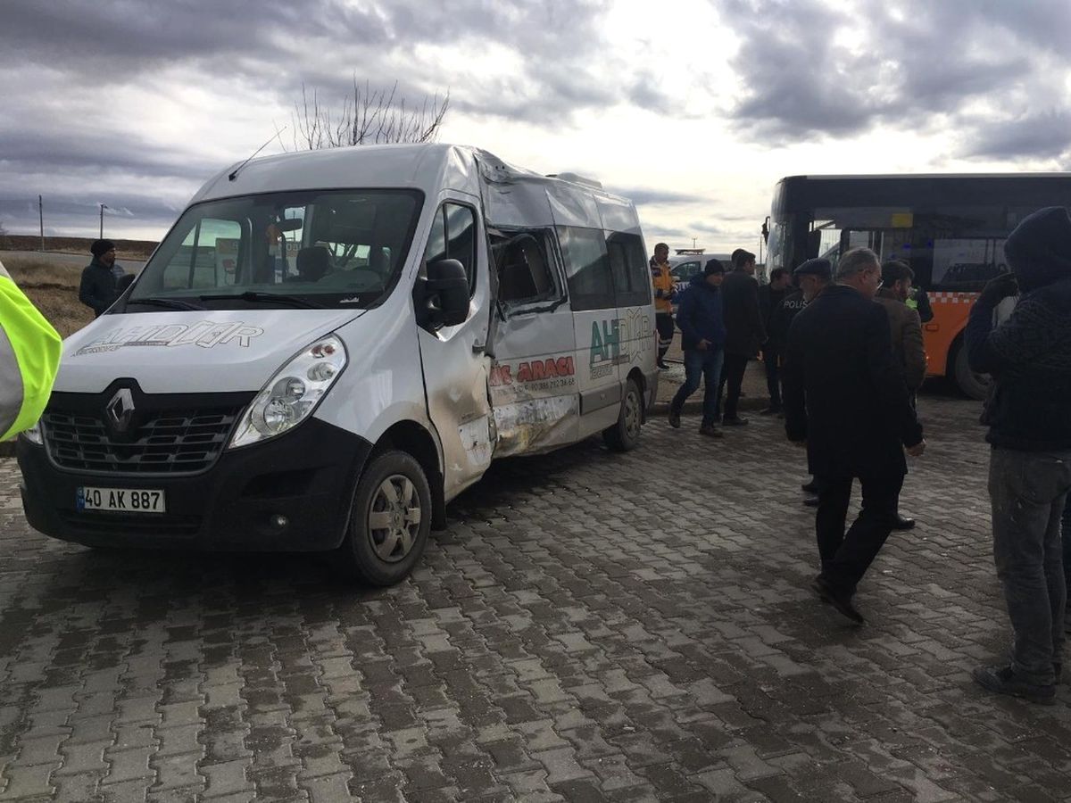 Belediye Otobüsü ile Servis Aracı Çarpıştı: 6 Yaralı
