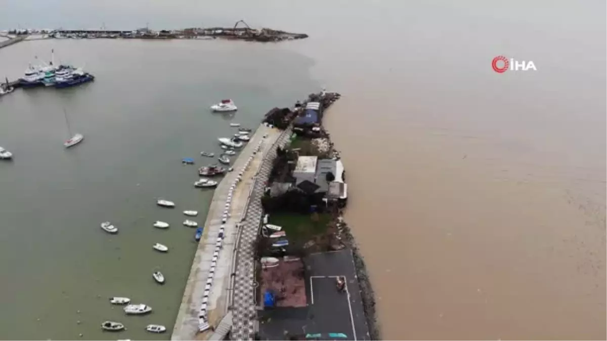 Boğluca Deresi Marmara Denizi\'ni Kahverengiye Boyamaya Devam Ediyor