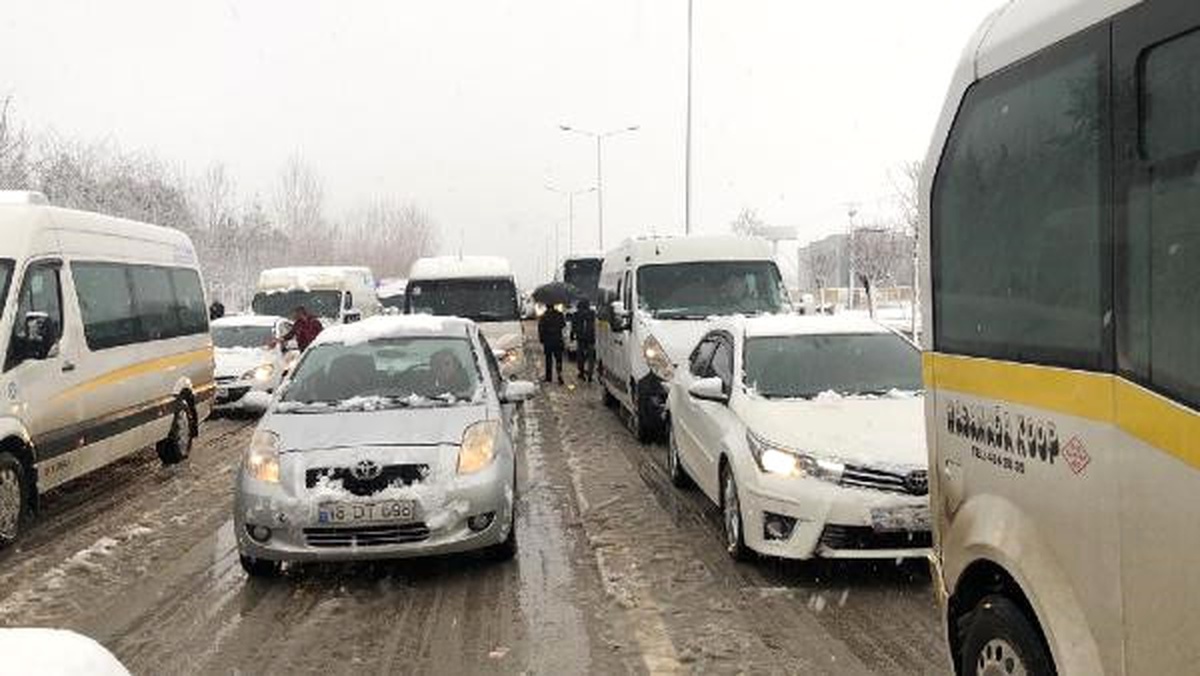 Bursa\'da Kar Yağışı Hayatı Felç Etti