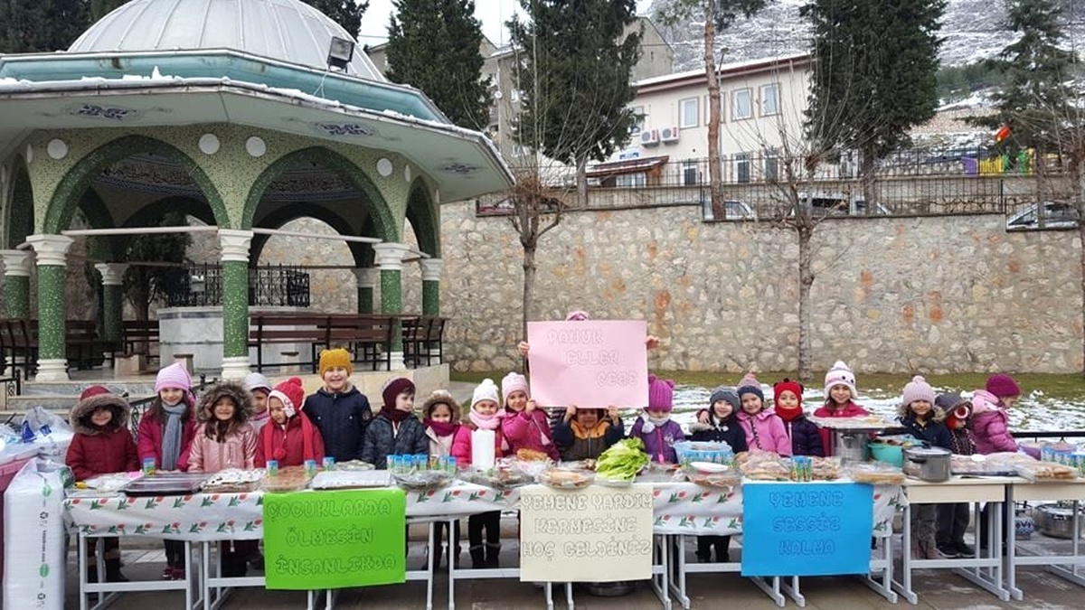 Camilerde Yemenlilere Yardım İçin Kermes