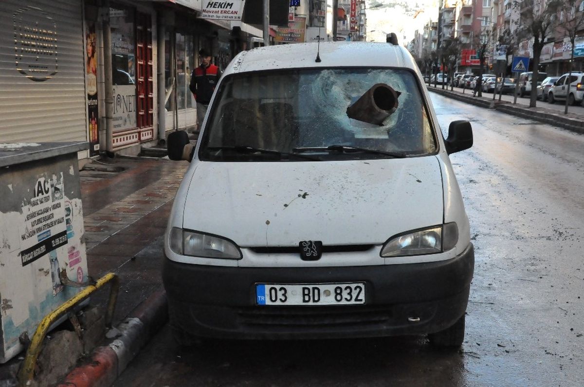 Çatıdan Düşen Baca Hasara Yol Açtı