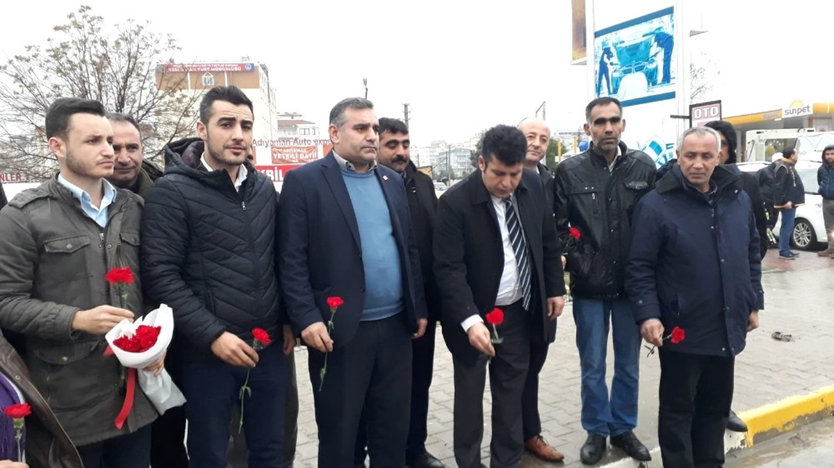 CHP\'liler Kazanın Meydana Geldiği Yola Karanfil Bıraktı
