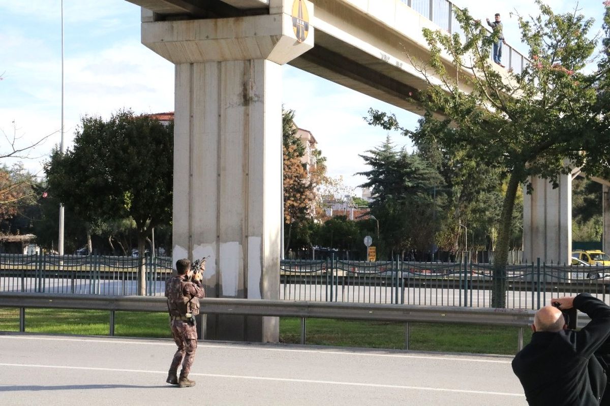 Çılgın Aşığın Silahlı İntihar Girişimi Özel Harekat Polisini Alarma Geçirdi