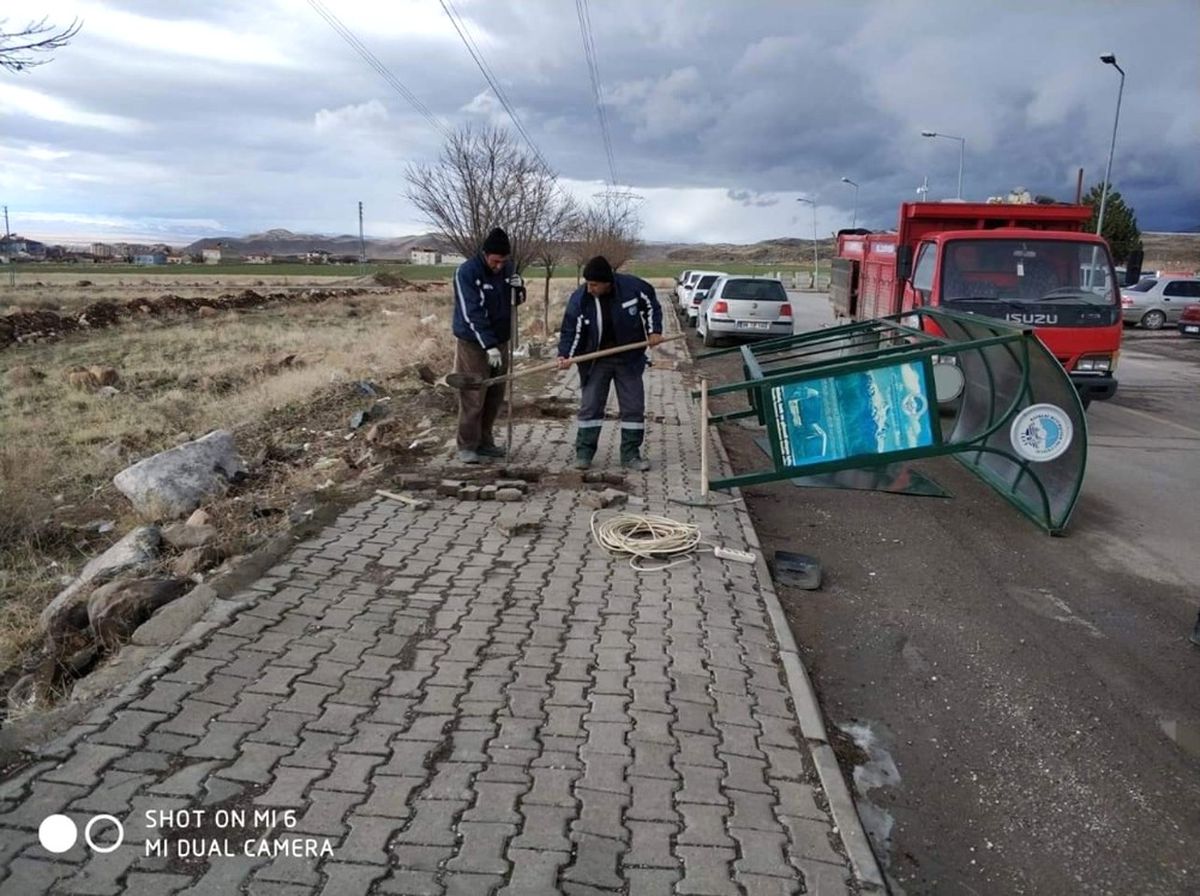 Develi\'de Şiddetli Rüzgar Çatı Yıktı