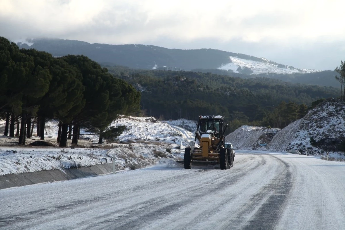 Edremit Belediyesi Ekipleri Yolu Açık Tutmak İçin Çalışıyor