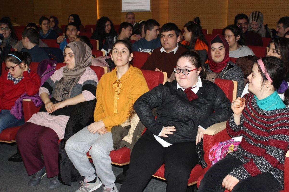 Engelli Çocuklar ve Gençler Hediyelerini Aldı