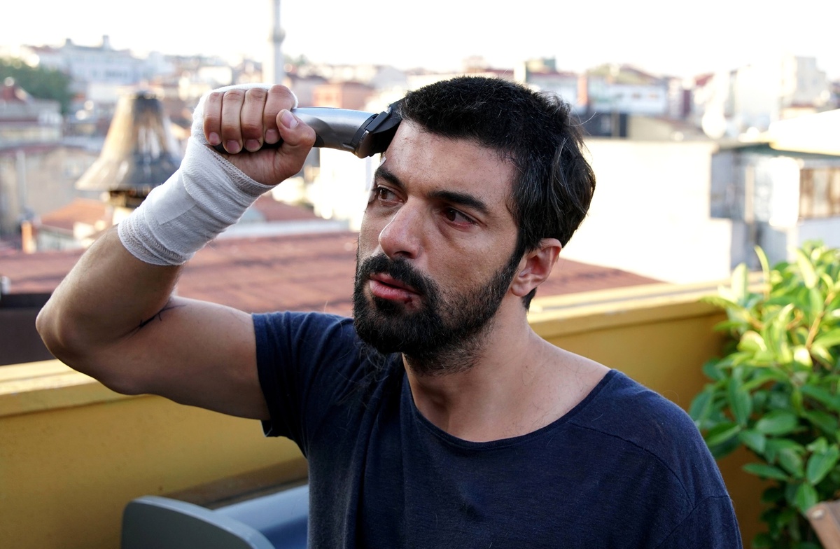 Engin Akyürek, Yeni Filmi \'Bir Aşk İki Hayat\' İçin Saçını Kesti!