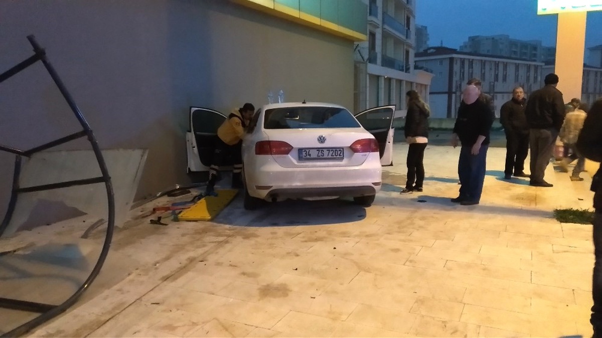 Esenyurt\'ta Kontrolden Çıkan Araç Karşı Yola Fırladı