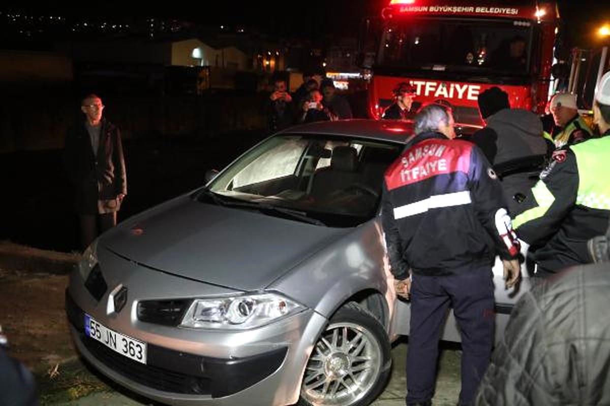 Eski Tren Yoluna Giren Sürücünün Otomobili Köprüde Asılı Kaldı