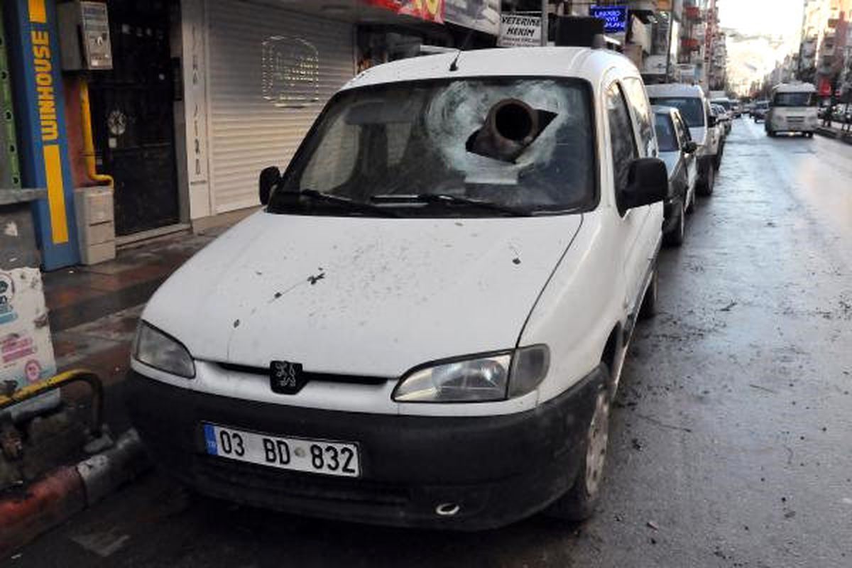 Fırtınanın Uçurduğu Baca Parçası, Aracın Ön Camına Saplandı
