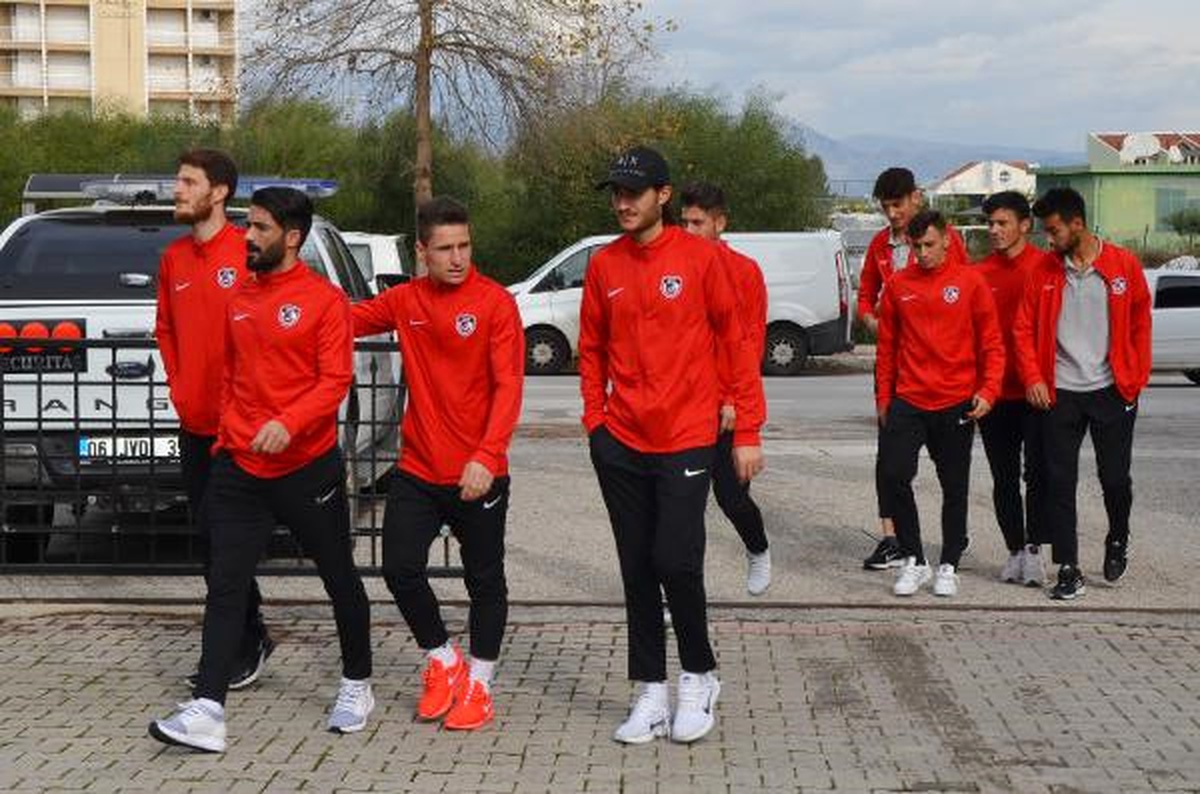 Futbolcular, Dinler Bahçesi\'nde Cuma Namazı Kıldı