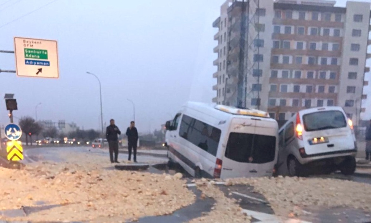 Gaziantep Fıstıklı Mahallesi Yeni Stat Kavşağında Bulunan Karayolunda Çökme Meydana Geldi.