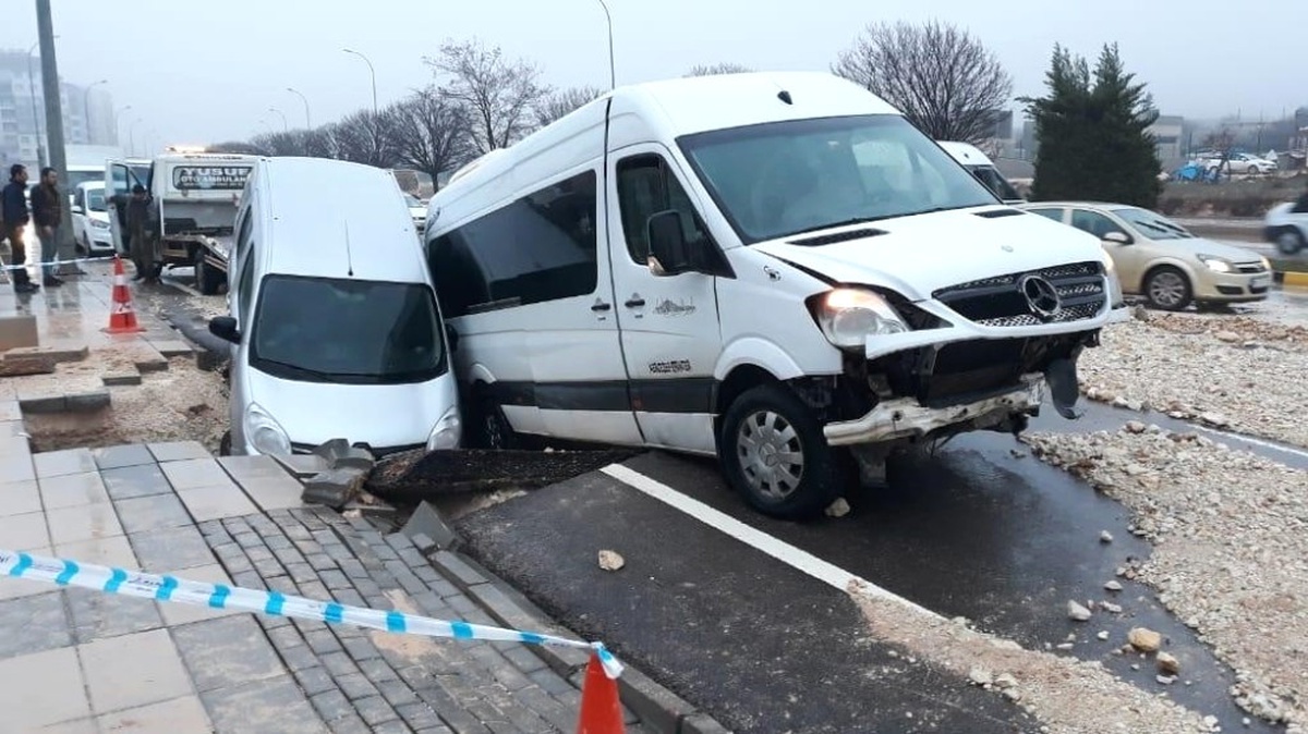 Gaziantep\'te Yol Çöktü, 13 Kişi Yaralandı