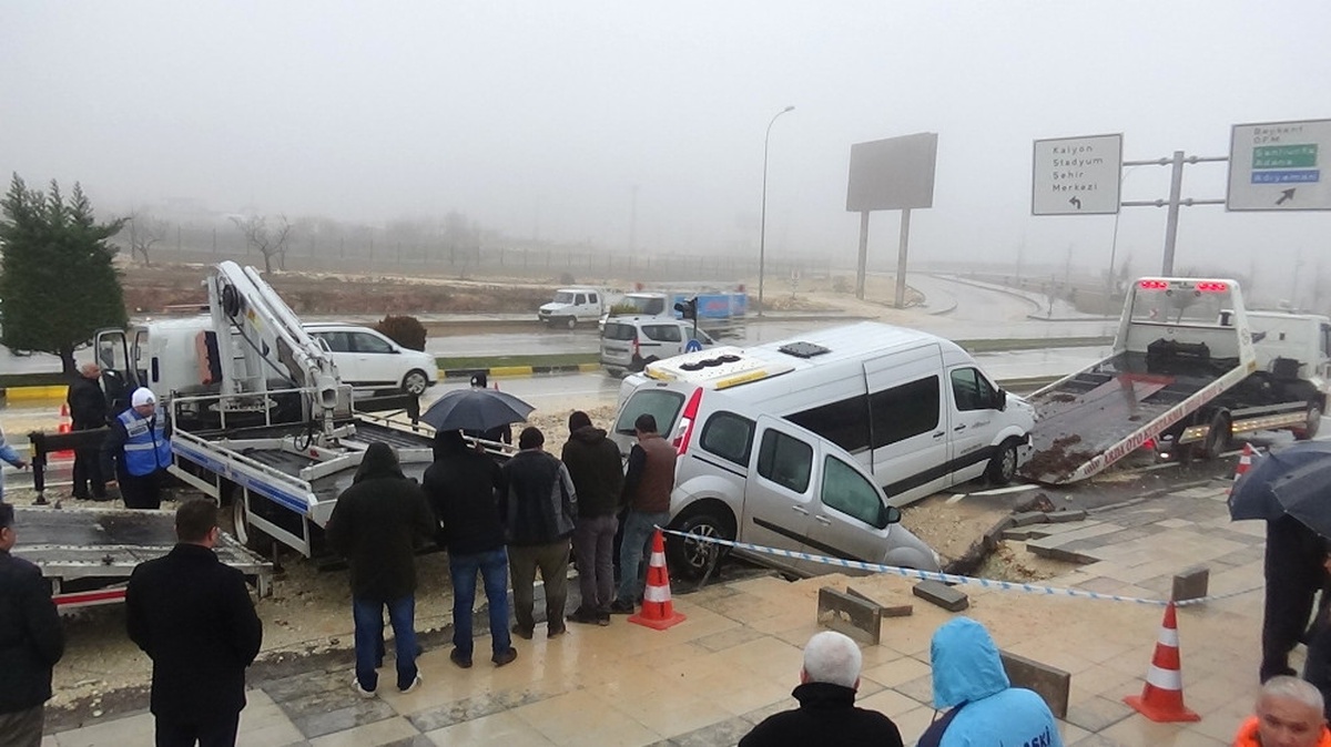 Gaziantep\'te Yol Çöktü, 13 Kişi Yaralandı