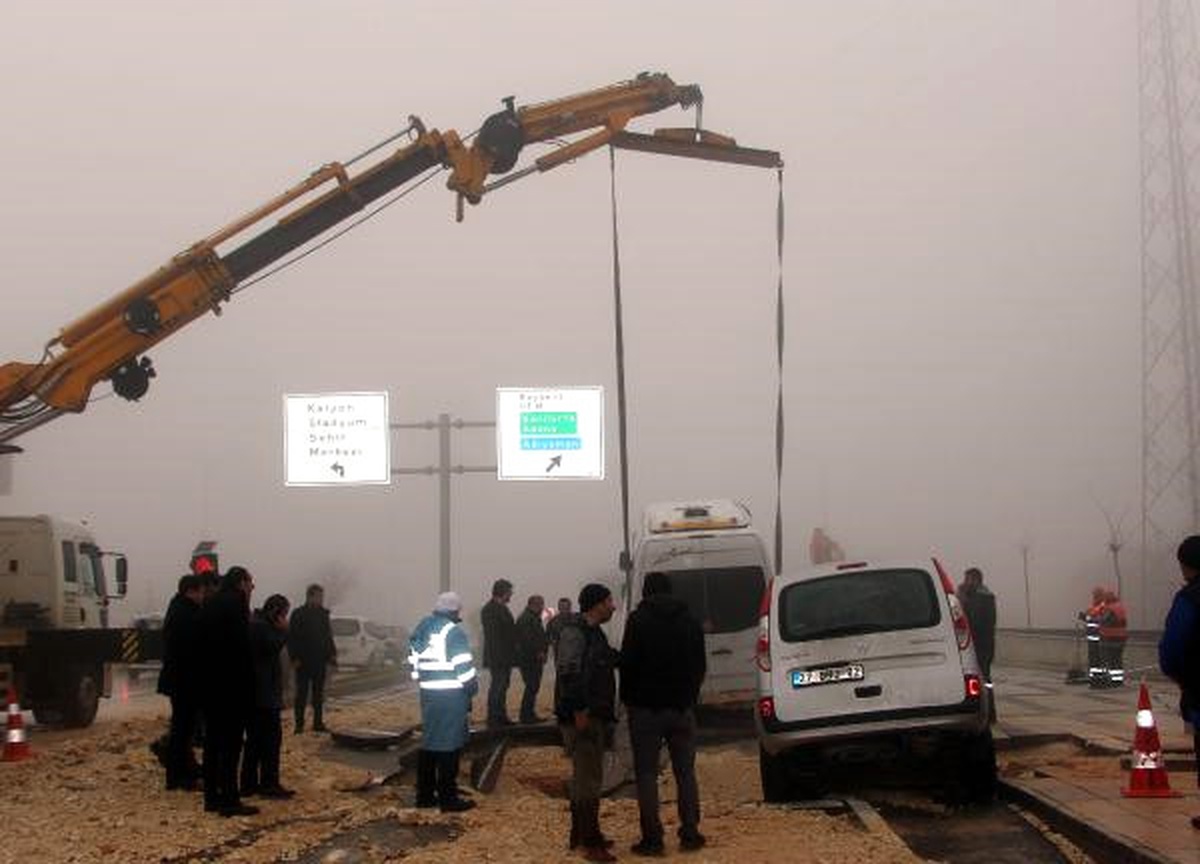 Gaziantep\'te Yol Çöktü, Araçlar Çukura Düştü