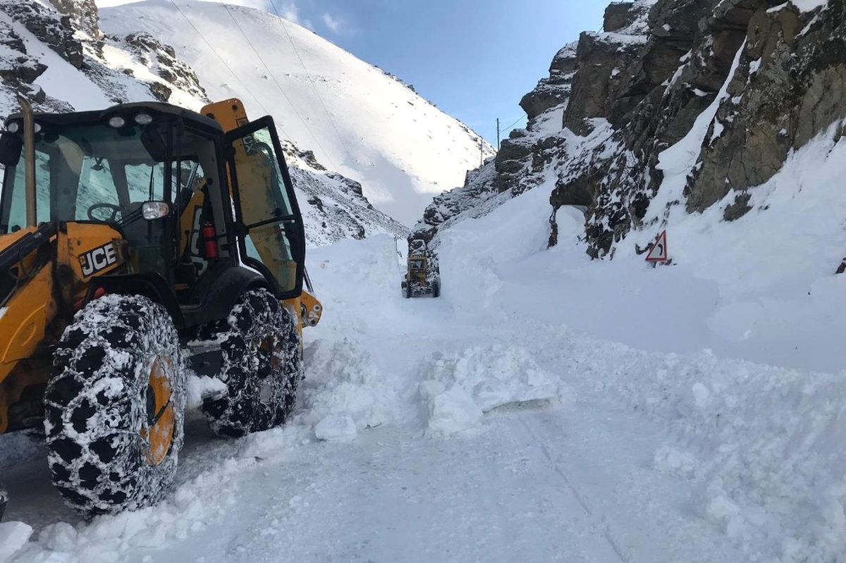 Gümüşhane\'de Çığ Nedeniyle Kapanan Köy Yolu Ulaşıma Açıldı