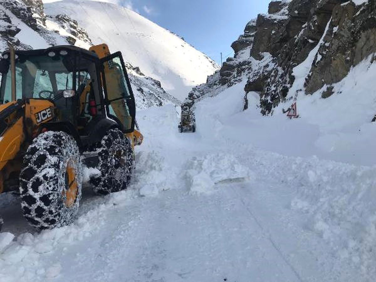 Gümüşhane\'de Çığ Nedeniyle Kapanan Köy Yolu Açıldı