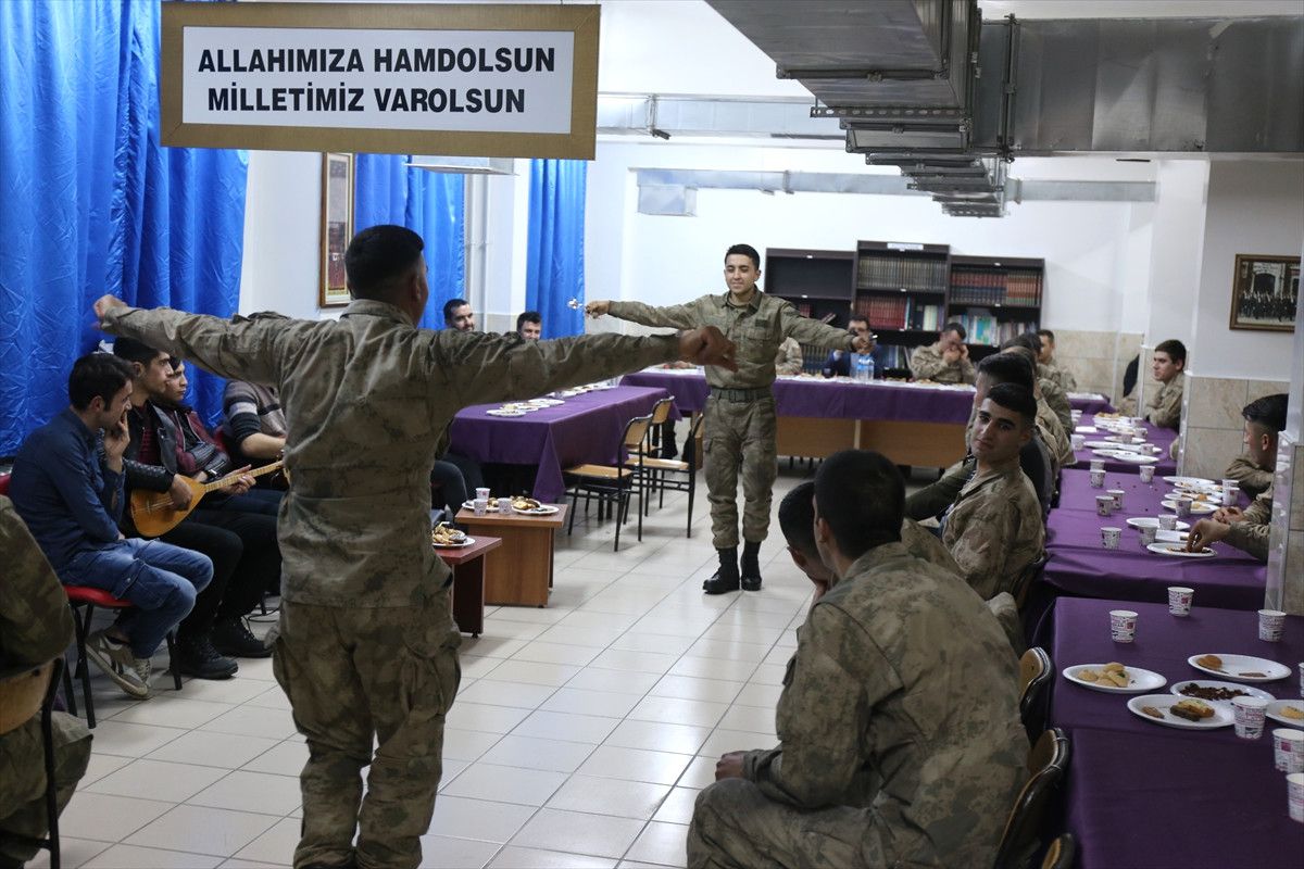Gürpınar\'da Jandarmaya Moral Etkinliği