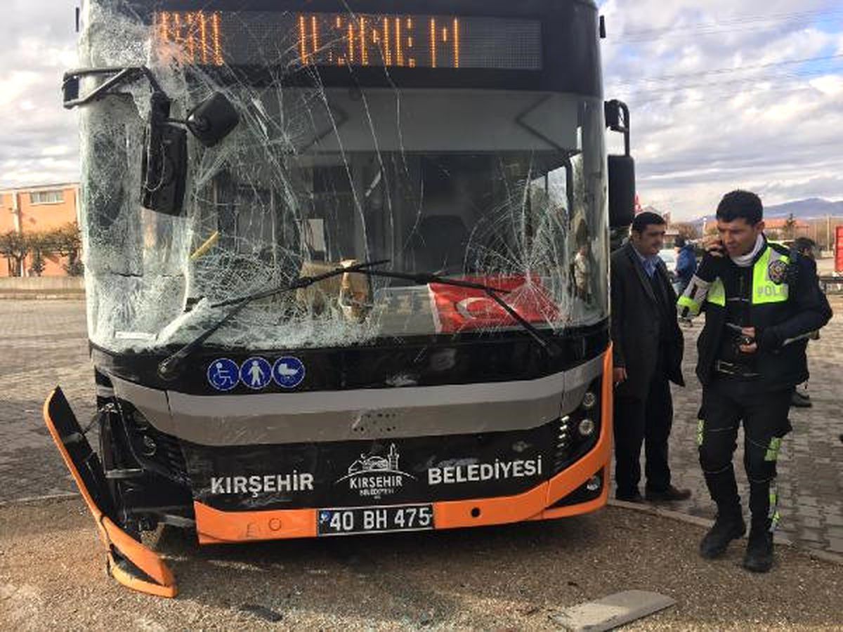 Halk Otobüsü ile Minibüs Çarpıştı: 6 Yaralı