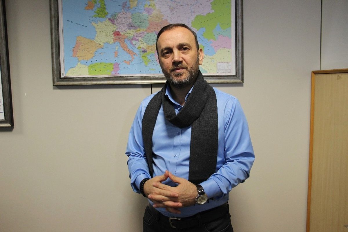 İçindeki Vatan Sevgisini Şarkılara Döküyor