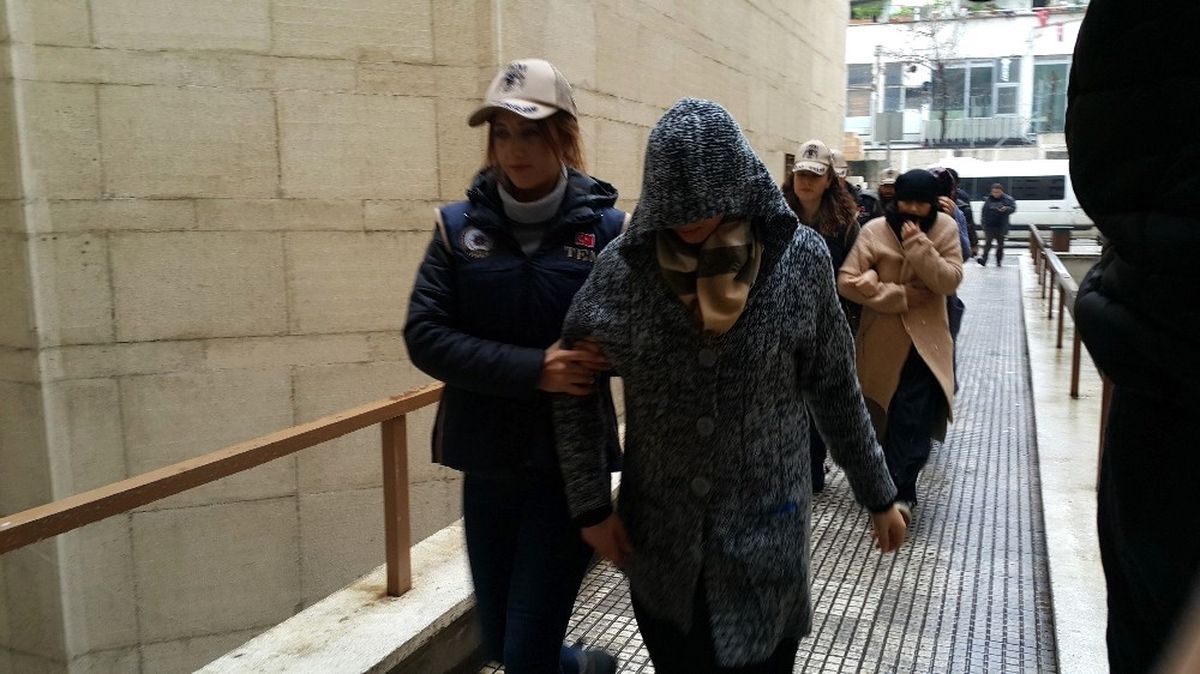 Interpol\'ün Bültenle Aradığı Kadınlar Hakim Karşısında