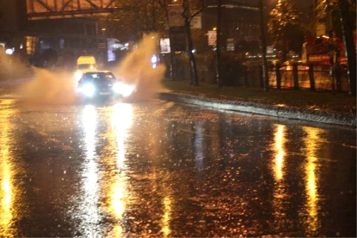 İstanbul\'da Kar Yerine Sağanak Yağmur