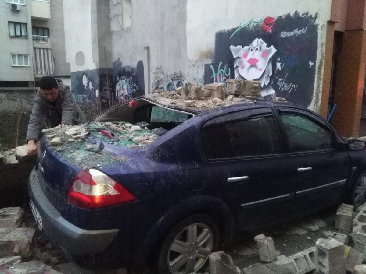 İstinat Duvarı Park Halindeki Otomobillerin Üzerine Yıkıldı