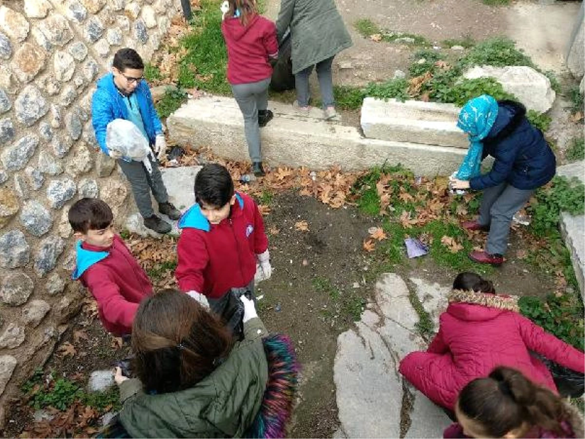 İznik\'te Öğrenciler, Tarihi Eserlerin Çevresindeki Çöpleri Topladı