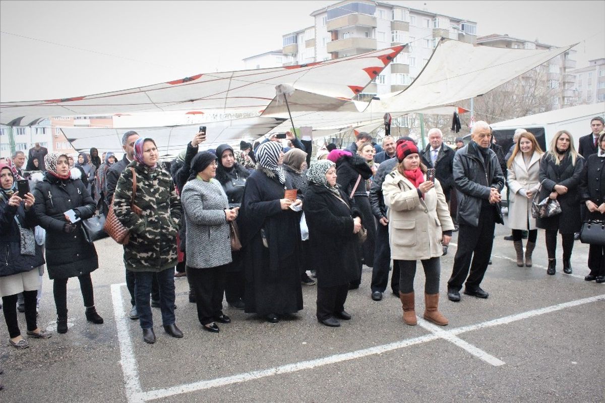 Kadın Muhtar Adayı Vaatlerini Sıraladı, Alkış Tufanı Koptu