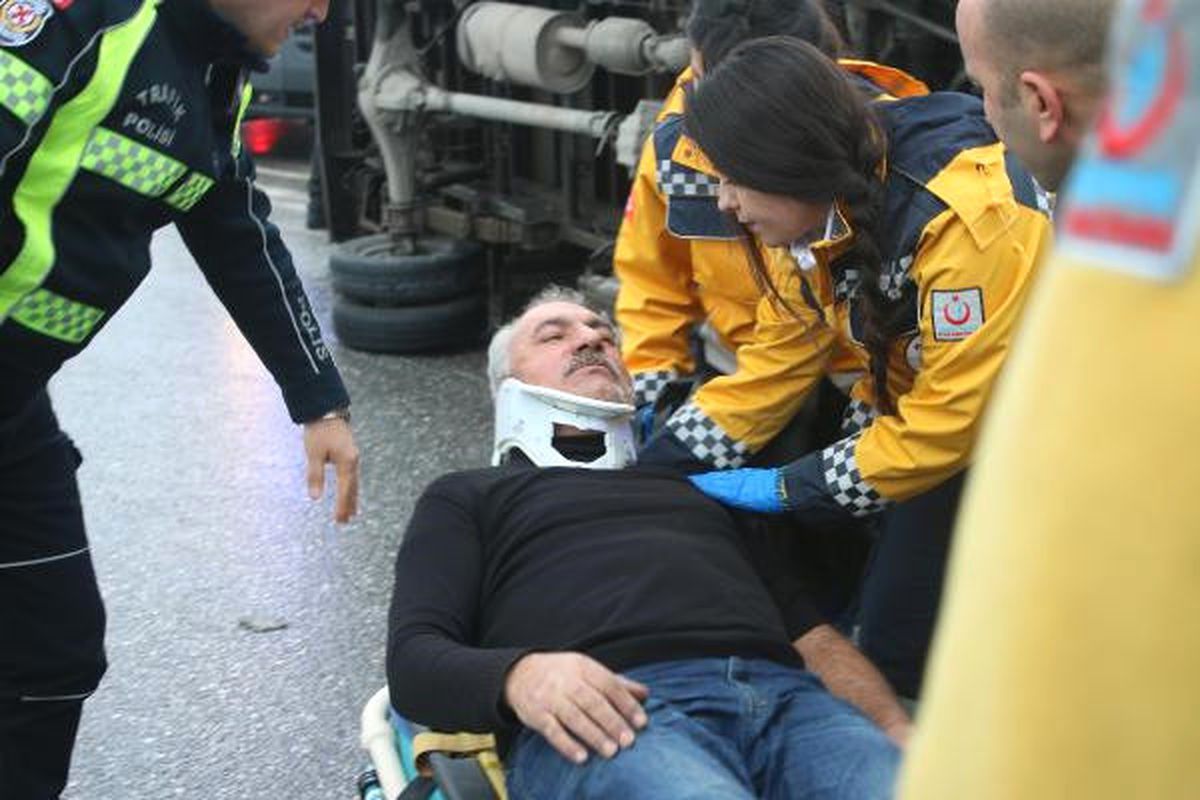 Kamyonet Devrildi, Sürücü Yaralandı