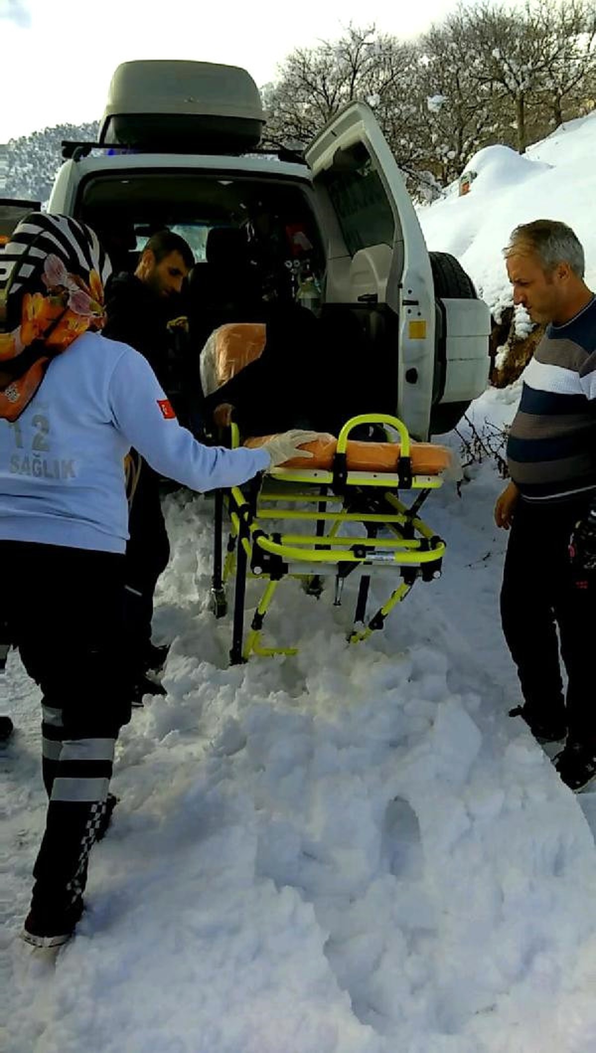 Kapanan Yolu \'Paletli\' Ambulansla Aştılar