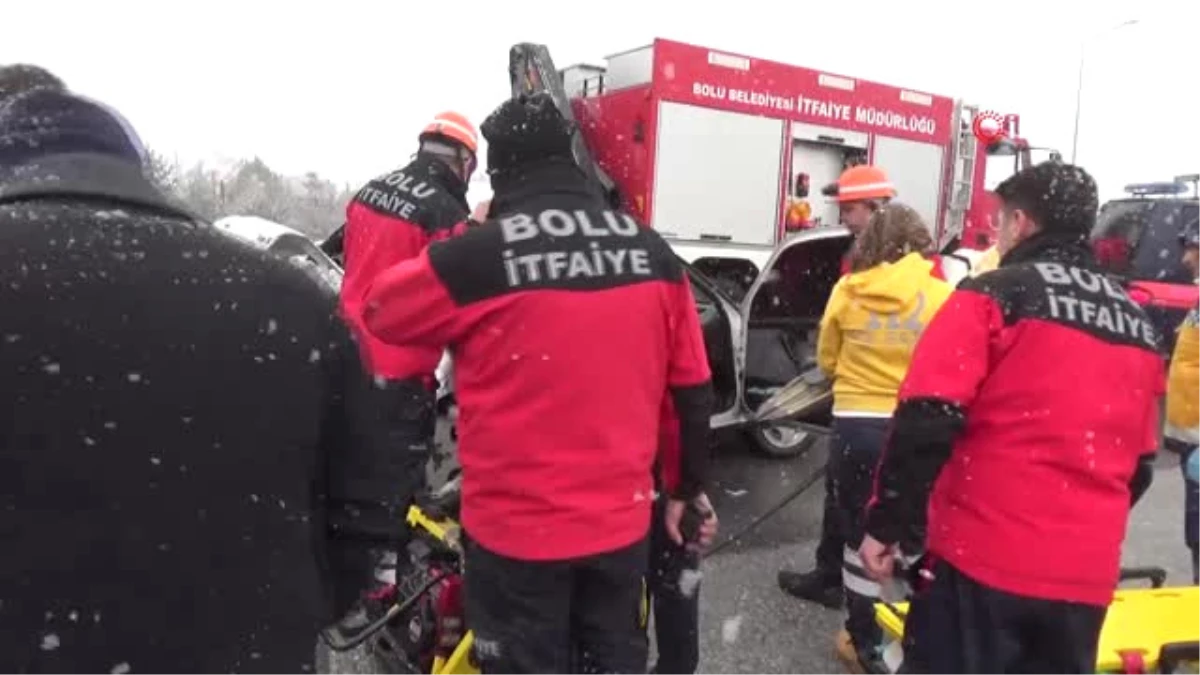 Kar Nedeniyle Kırmızı Işığı Görmeyen Sürücü Önündeki Araca Çarptı: 2 Yaralı
