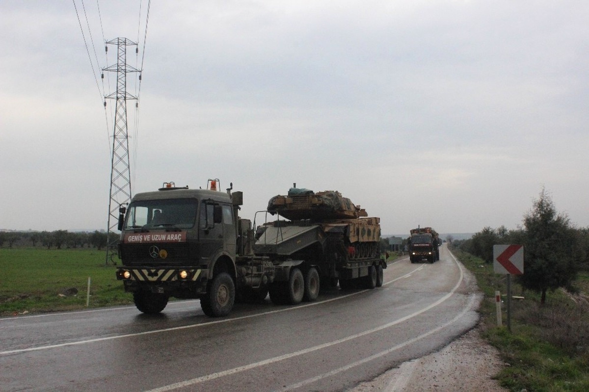 Kilis\'ten Fırat\'ın Doğusuna Fırtına Obüs ile Tank Sevkıyatı