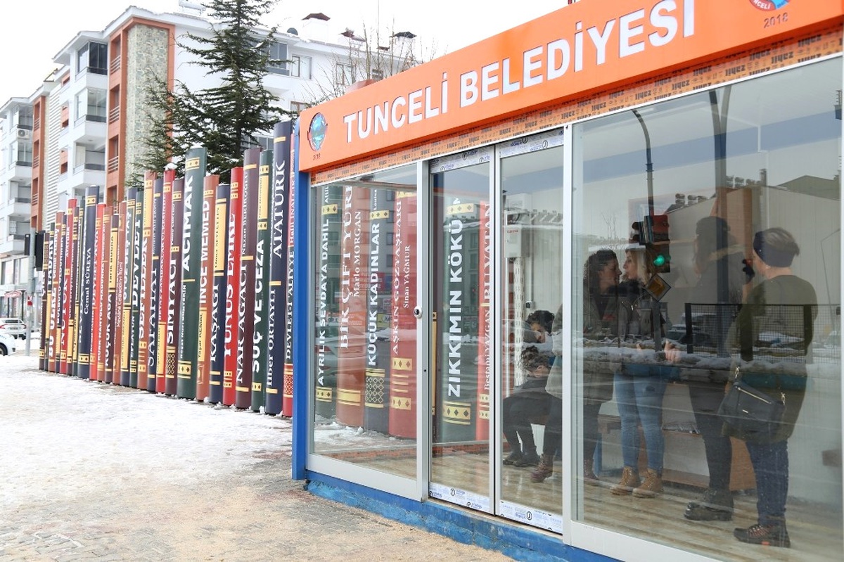 Kitap Dekorlarıyla Güzelleşen Tunceli\'de, Klimalı Duraklarda Soğuktan Koruyor