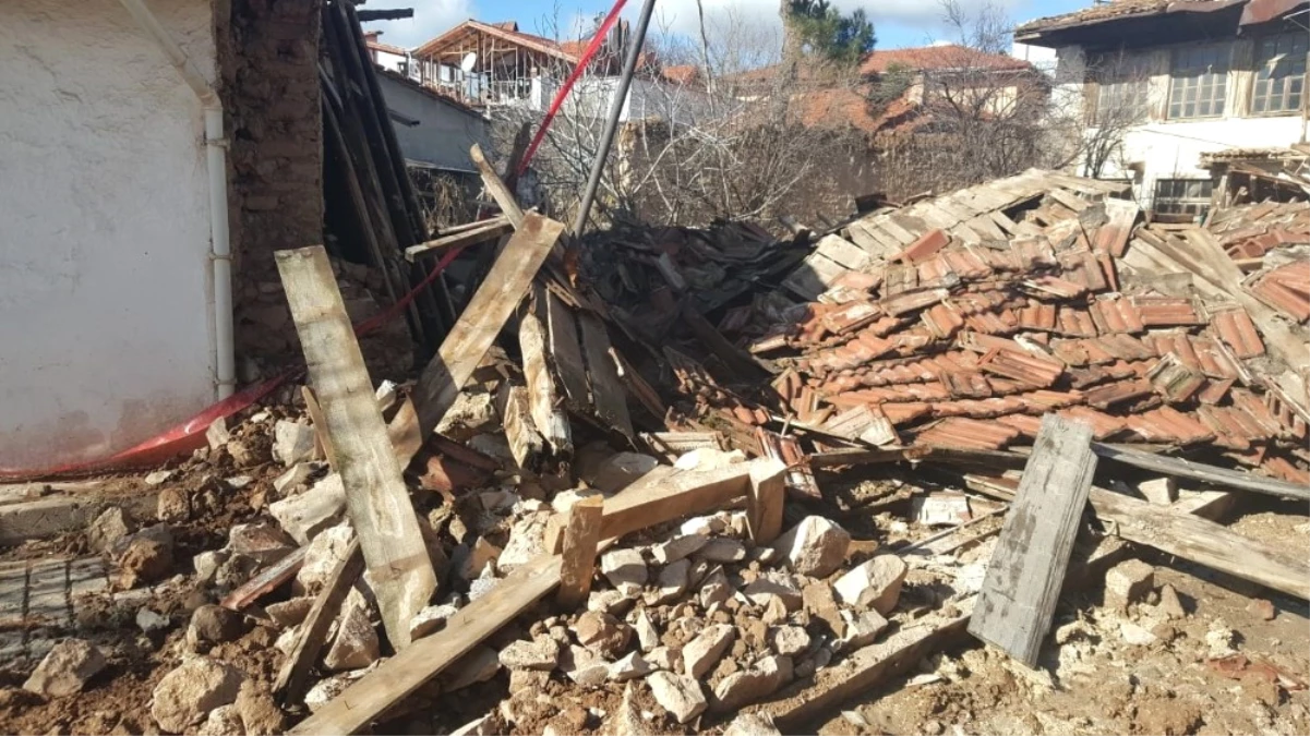 Koruma Altındaki 85 Yıllık Tescilli Ev Aşırı Yağışta Çöktü