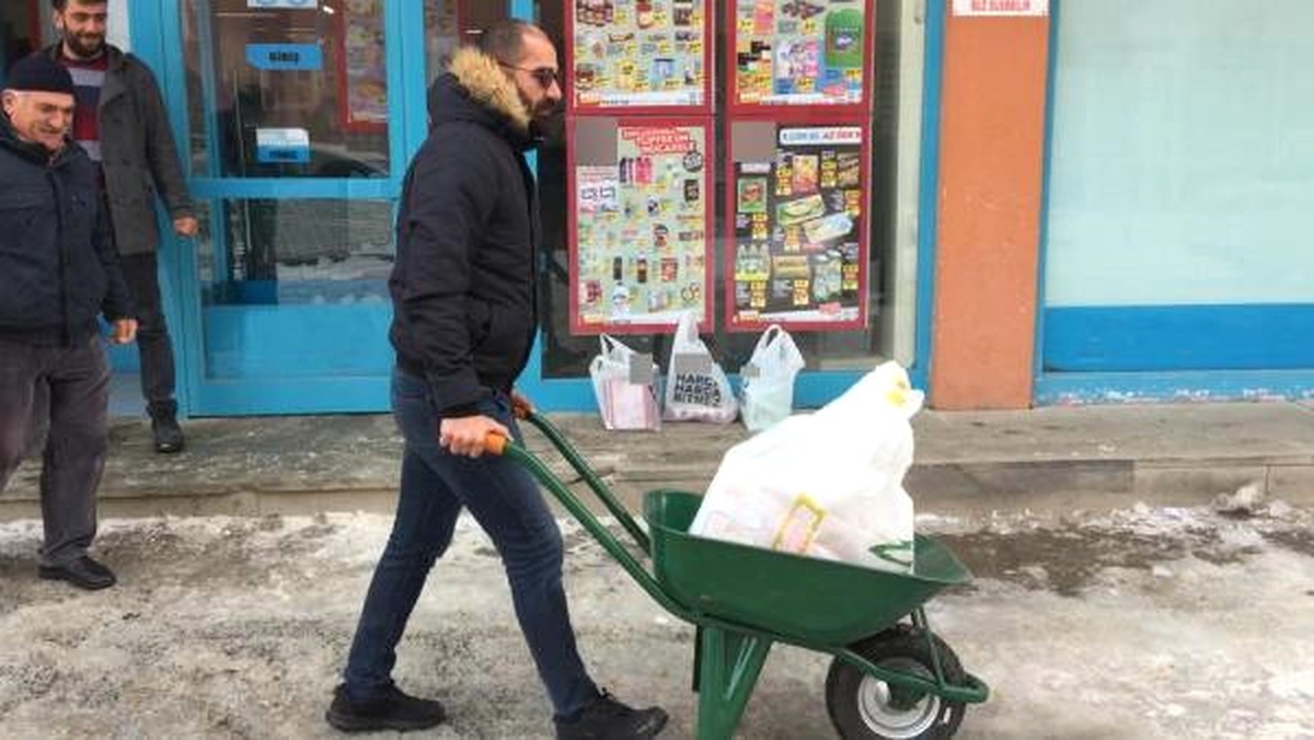 Markete Poşet Yerine El Arabası ve Çuvalla Gitti