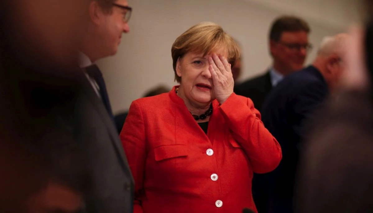 Merkel\'in Kimlik ve Kredi Kartı Bilgileri Çalındı