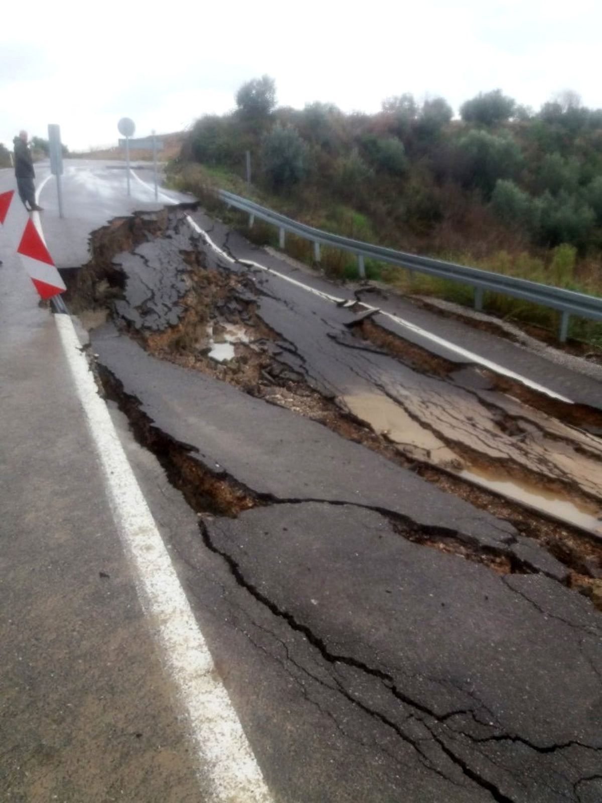 Mersin\'de Aşırı Yağışlardan Yol Çöktü
