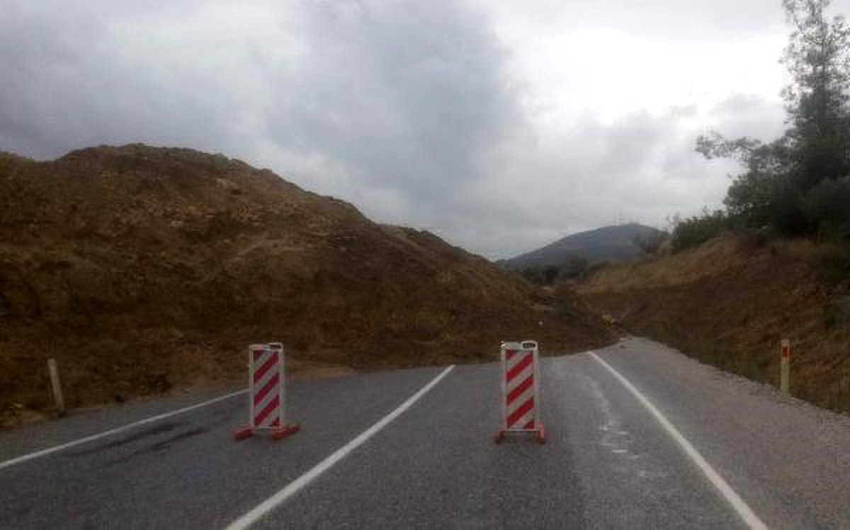 Mersin\'de Aşırı Yağıştan Kayan Toprak, Yolu Kapadı