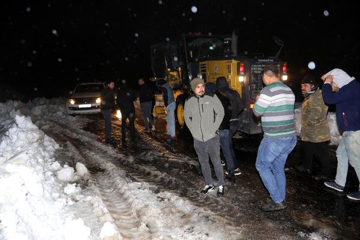 Mersin\'de Karda Mahsur Kalan 8 Kişi Kurtarıldı