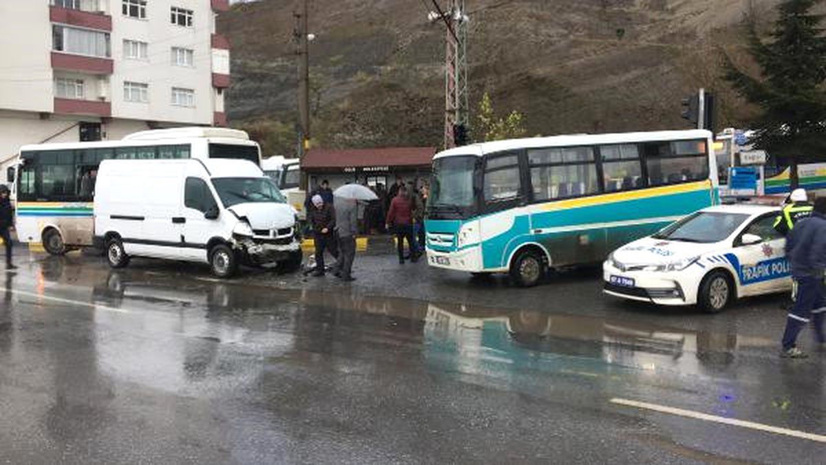 Öğrenci Servisi ile Minibüs Çarpıştı: 5 Yaralı