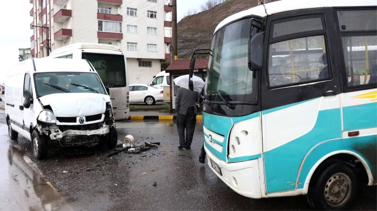 Öğrenci Servisi Minibüsle Kafa Kafaya Çarpıştı: 5 Yaralı