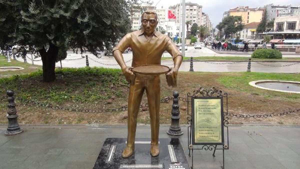 Önce Tepsisi Çalındı, Şimdi de Kolları Kırıldı
