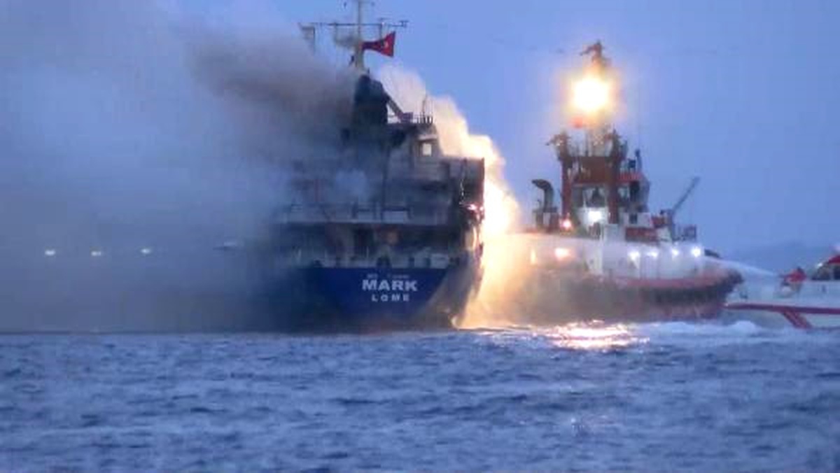 Pendik Açıklarındaki Yük Gemisi Yanıyor (2)
