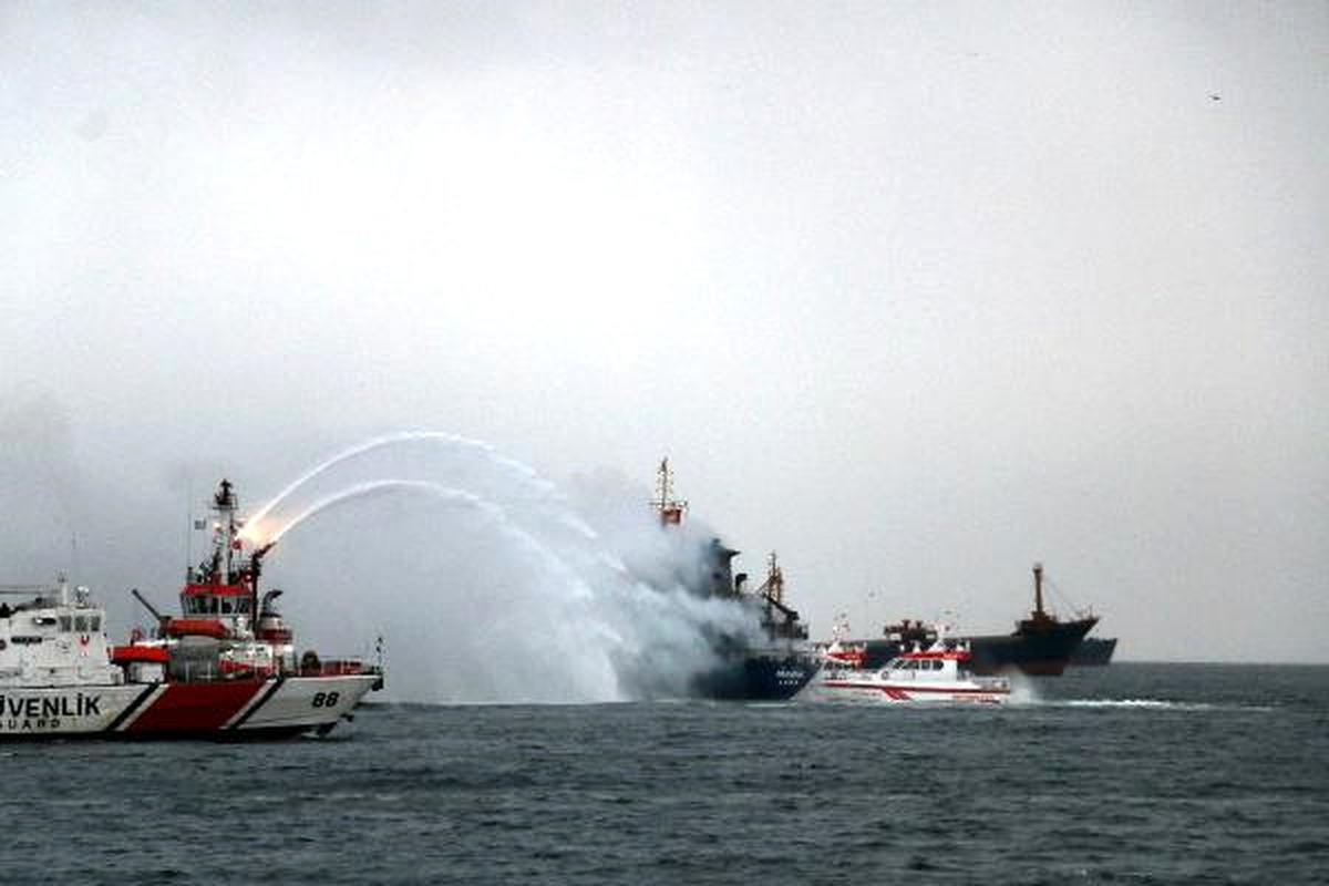 Pendik Açıklarındaki Yük Gemisi Yanıyor (3)