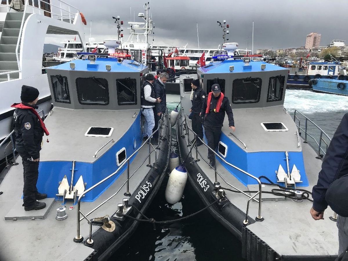 Pendik\'te Yanan Gemiden Kurtarılan Mürettebat Sahil Güvenlik Bölge Komutanlığı\'na Sevk Edildi