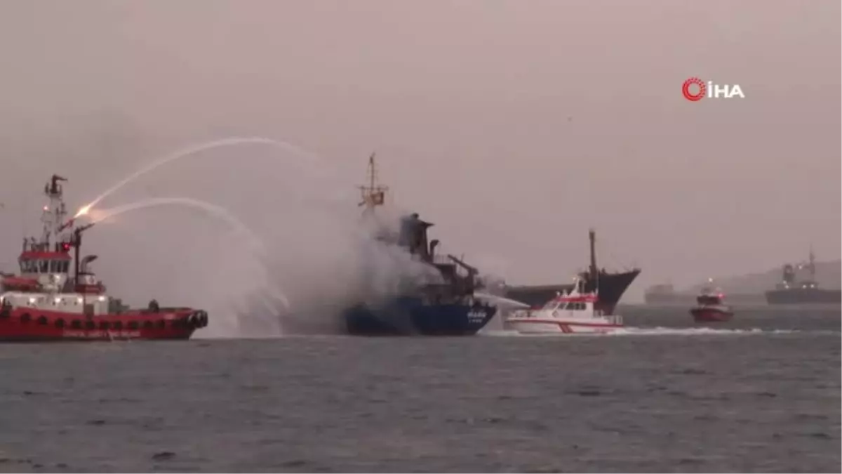 Pendik\'te Yanan Gemiden Kurtarılan Mürettebat Sahil Güvenlik Bölge Komutanlığı\'na Sevk Edildi