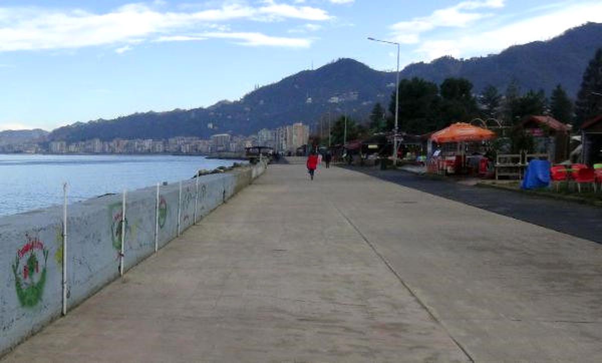 Rize\'de Kafelerin Sahile Kurduğu Sobalar Kaldırıldı