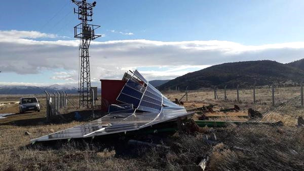 Şarkikaraağaç\'ta Fırtına Hasara Yol Açtı