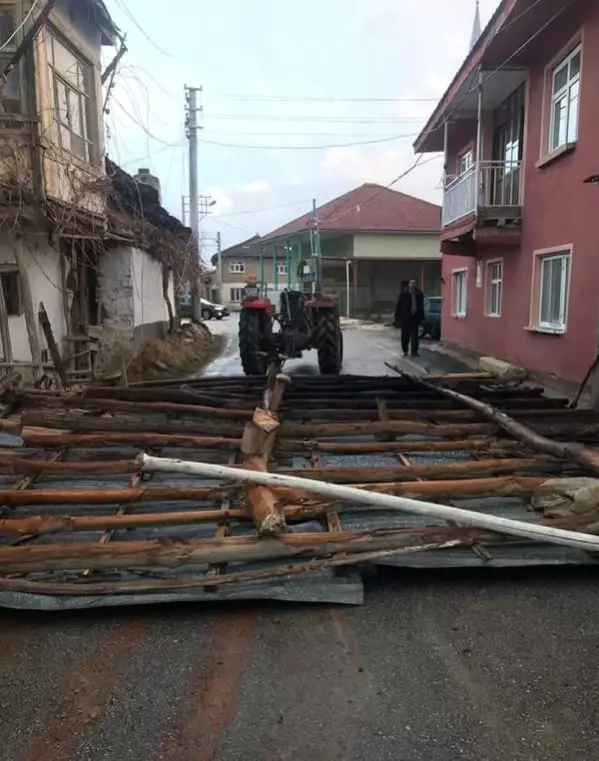 Şarkikaraağaç’ta Fırtına Hasara Yol Açtı Son Dakika